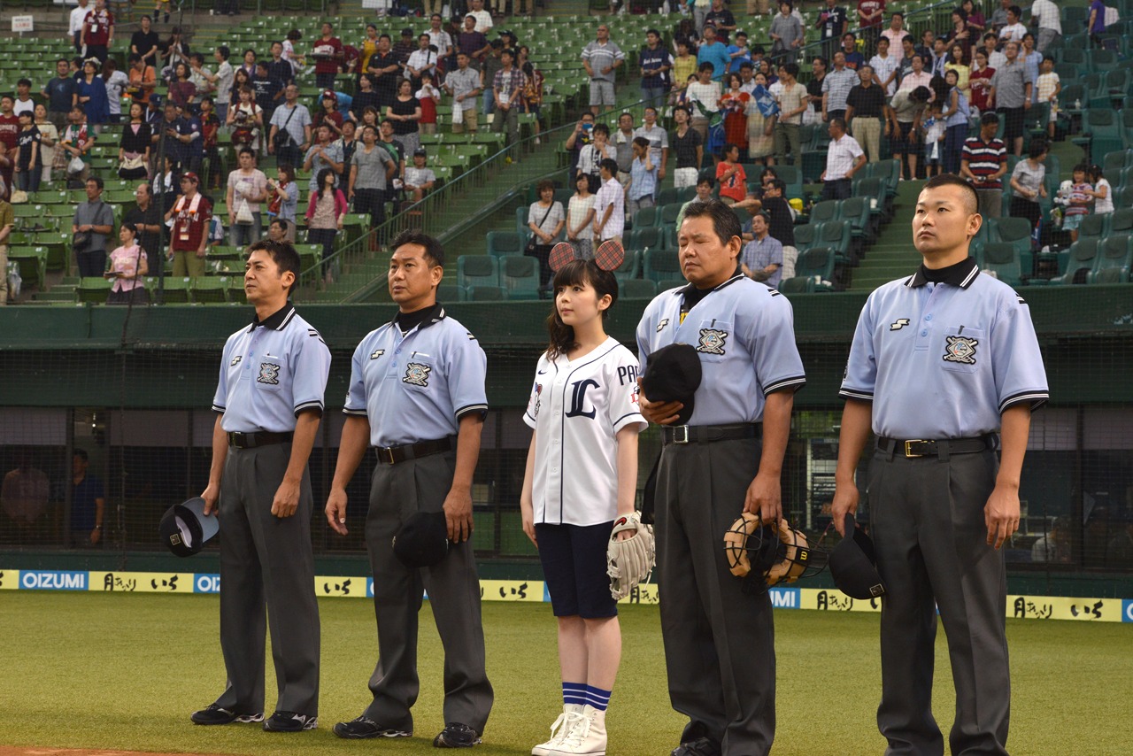 西武ドームのグラウンドに立つ南波投手（中央）。