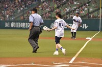 ファウルラインをひょいと越える南波投手。