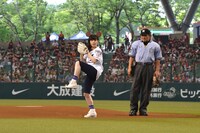 安定したピッチングフォームでキャッチャーミットを見つめる南波投手。