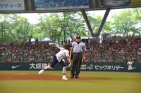 豪快にボールを放り投げる南波投手。