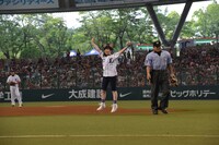 ぴょんぴょん飛び跳ねて声援に応える南波投手。