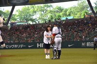 バッテリーを組んだ西武ライオンズ・炭谷銀仁朗捕手と握手を交わす南波投手。