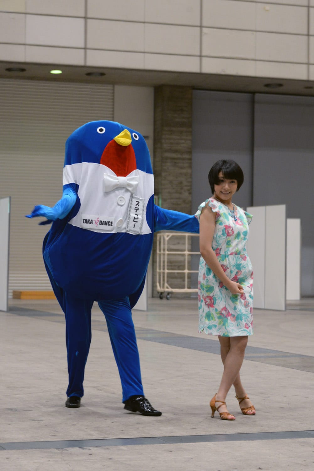 社交ダンスを披露する市來玲奈。