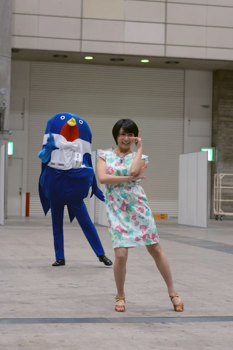 社交ダンスを披露する市來玲奈。