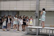 乃木坂46メンバーにメッセージを送る市來玲奈。