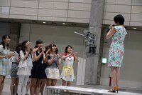 乃木坂46メンバーにメッセージを送る市來玲奈。