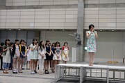 乃木坂46メンバーにメッセージを送る市來玲奈。