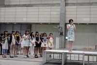 乃木坂46メンバーにメッセージを送る市來玲奈。