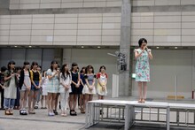 乃木坂46メンバーにメッセージを送る市來玲奈。
