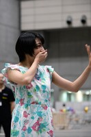 ファンに向けて最後の挨拶をする市來玲奈。