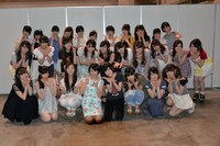 卒業セレモニー終了後、記念撮影をする市來玲奈と乃木坂46メンバー。