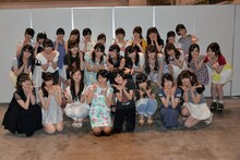 卒業セレモニー終了後、記念撮影をする市來玲奈と乃木坂46メンバー。