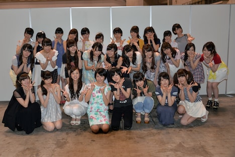 卒業セレモニー終了後、記念撮影をする市來玲奈と乃木坂46メンバー。