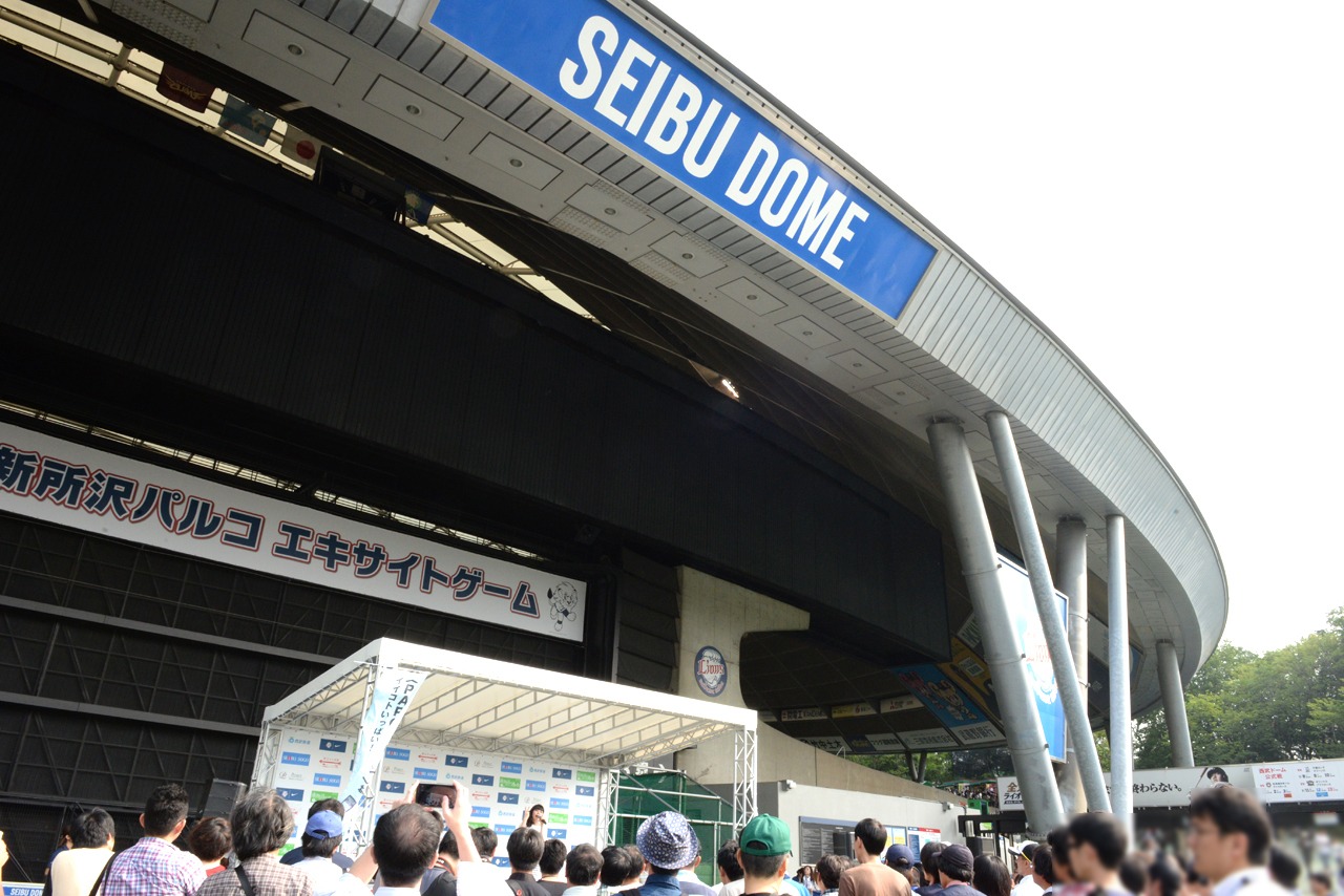 西武ドーム正面の特設ステージで歌を披露する南波志帆。