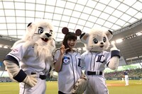 西武ライオンズのマスコット、レオ（左）＆ライナ（右）と一緒にポーズを取る南波投手（中央）。