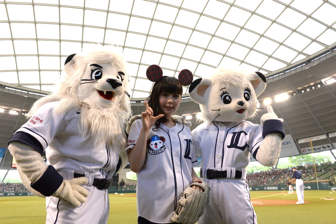 西武ライオンズのマスコット、レオ（左）＆ライナ（右）と一緒にポーズを取る南波投手（中央）。