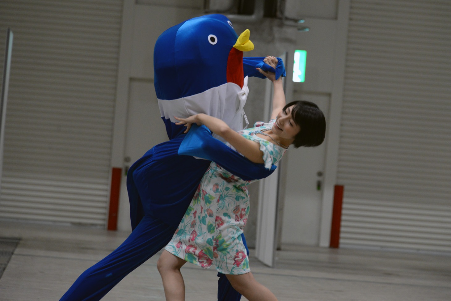 社交ダンスを披露する市來玲奈。