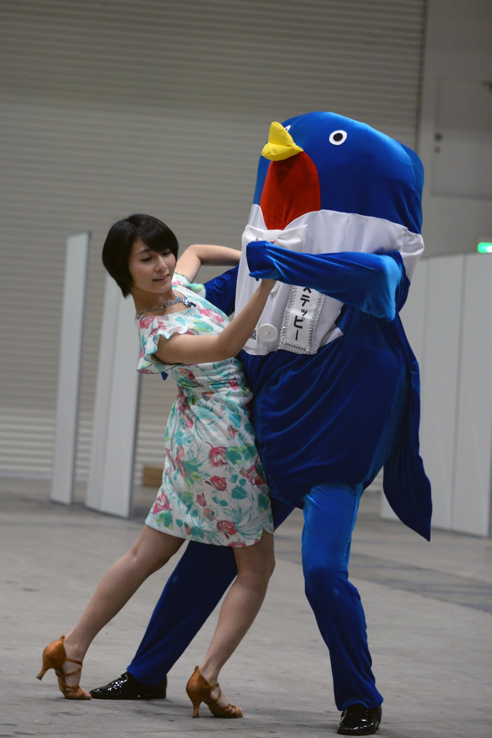 社交ダンスを披露する市來玲奈。
