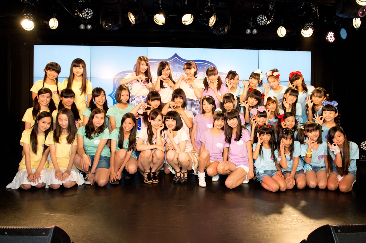 「デビュー直前アイドル5組新人公演～真夏のシンデレラたち～」出演グループによる記念撮影の様子。