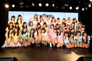 「デビュー直前アイドル5組新人公演~真夏のシンデレラたち~」出演グループによる記念撮影の様子。