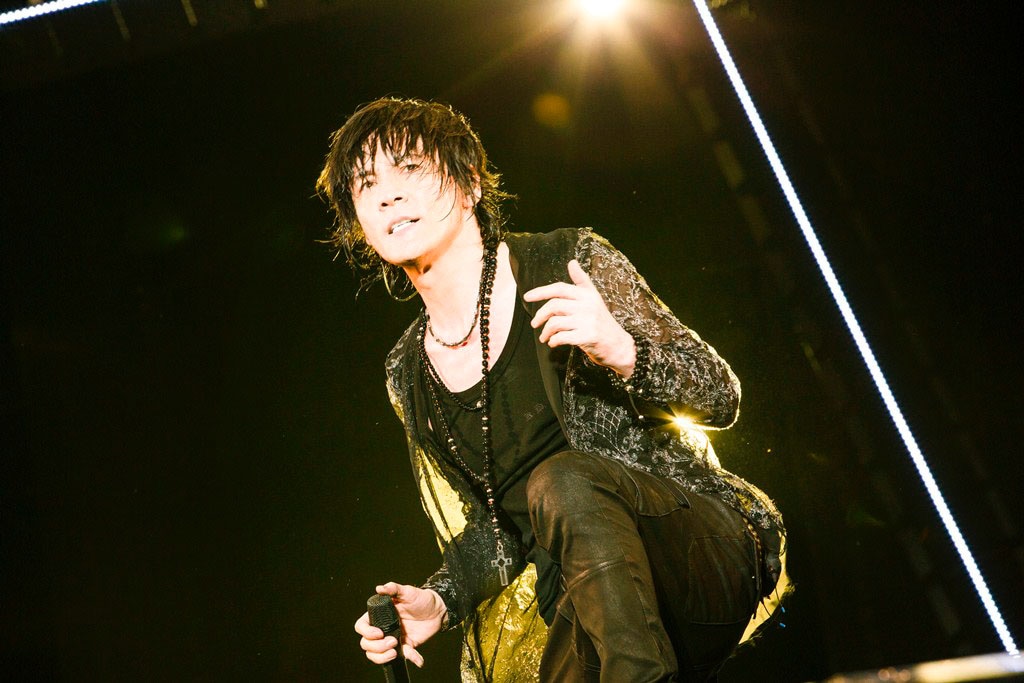 横浜スタジアムのステージに立つ氷室京介。