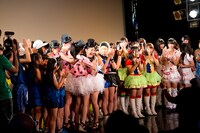 昨年7月に東京・浅草六区ゆめまち劇場で行われた「すきドルPROJECT すきドル最終決定LIVE ～愛のミライノメロディ～」の様子。