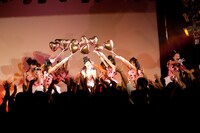 初代「すきっと公式アイドル」となったみちのく仙台☆ORI姫隊による「愛のミライノメロディ」歌唱の様子。