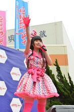 同志諸君に挨拶する上坂すみれ。