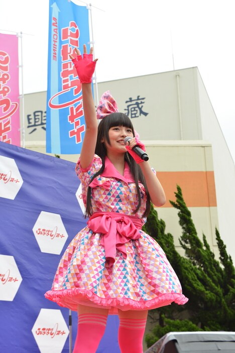 同志諸君に挨拶する上坂すみれ。