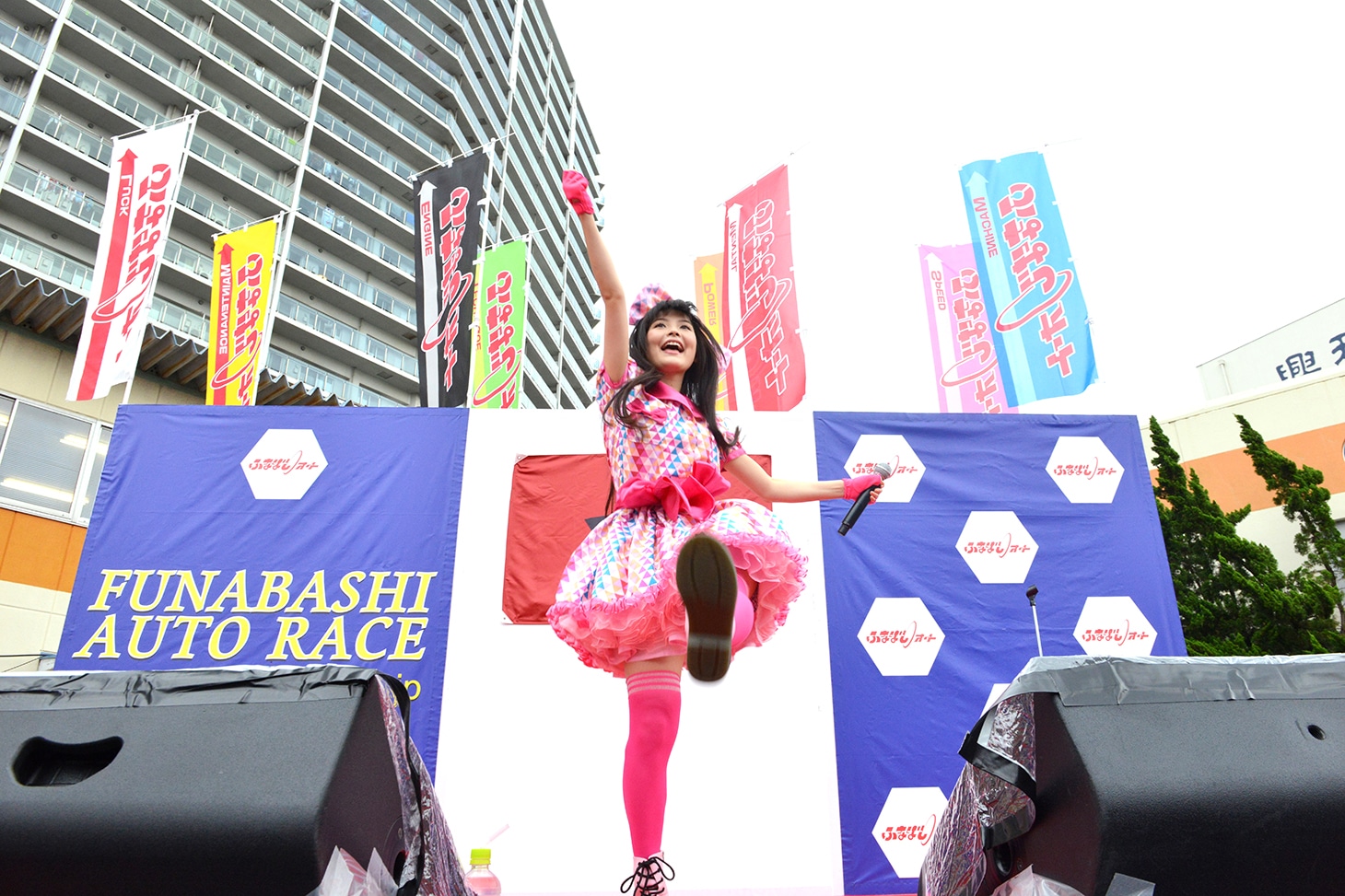 船橋オートに集った同志諸君を煽る上坂すみれ。