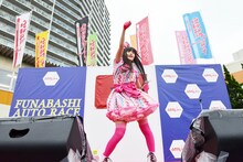 オープニングSE「予感」のリズムにあわせて拳を振り上げる上坂すみれ。