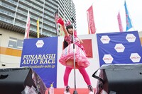 「革命的ブロードウェイ主義者同盟 公開プロパガンダ in 船橋オート 屋外特設ステージ」の様子。