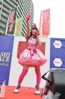 「生産！」「団結！」「反抑圧！」を三唱する上坂すみれ。