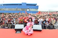 「革命的ブロードウェイ主義者同盟 公開プロパガンダ in 船橋オート 屋外特設ステージ」での上坂すみれと同志諸君。