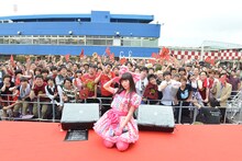 「革命的ブロードウェイ主義者同盟 公開プロパガンダ in 船橋オート 屋外特設ステージ」での上坂すみれと同志諸君。