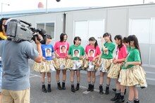 フジテレビの取材を受けるエビ中。