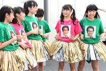 現場にいない軽部アナの話題で盛り上がるエビ中。