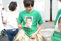 軽部Tシャツで遊ぶ安本彩花。