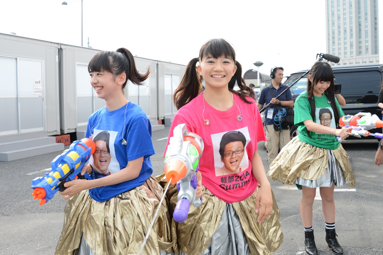 水鉄砲で遊ぶ真山りか（左）と星名美怜（右）。