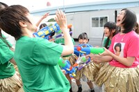 円陣を組み「ウィーアー軽部ー！」と間違った気合いを入れるエビ中。