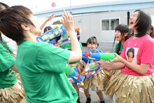 円陣を組み「ウィーアー軽部ー！」と間違った気合いを入れるエビ中。