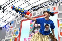 水鉄砲で客席に放水する真山りか。