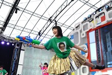 水鉄砲で客席に放水する柏木ひなた。