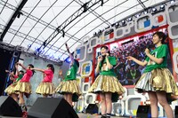 松野莉奈（右から2番目）の誕生日を祝福するエビ中メンバーと観客。