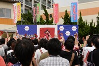 ト「革命的ブロードウェイ主義者同盟 公開プロパガンダ in 船橋オート 屋外特設ステージ」の様子。