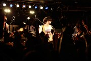 WHITE ASH「メジャー移籍1周年記念ワンマンライブ『N.1』」の様子。（撮影：後藤倫人）