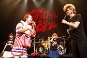 「極東ロックンロール・ハイスクール 第弍章 #42 ニューロティカ vs PUFFY vs 氣志團 ～ワンナイト・ネホリーナ・ハホリーナ・ナボリーナ・カーニバル～」赤坂BLITZ公演の様子。