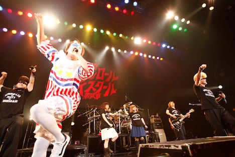 「極東ロックンロール・ハイスクール 第弍章 #42 ニューロティカ vs PUFFY vs 氣志團 ～ワンナイト・ネホリーナ・ハホリーナ・ナボリーナ・カーニバル～」赤坂BLITZ公演の様子。