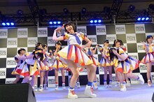 AKB48チーム8「DRIVING KIDS FES. in FUKUSHIMA」でのパフォーマンスの様子。 (c)AKS