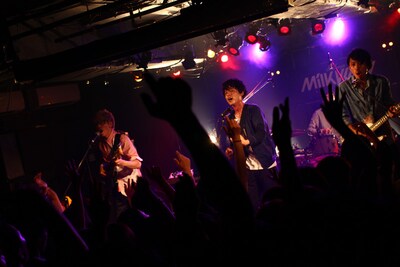 「YOASOBI Vol.3」のGOODWARPのライブの様子。